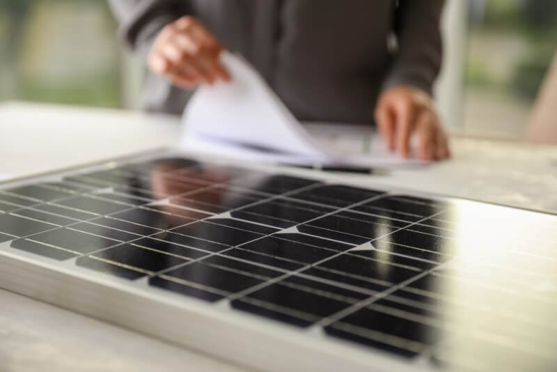 Acte necesare pentru montarea panourilor fotovoltaice: ghid complet pentru instalare 5 panouri solare in proces de instalare