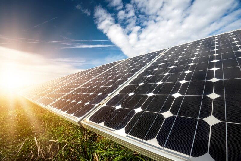 Importanța orientării corecte a panourilor fotovoltaice pentru performanța sistemului solar 6 panou solar orientat corect pentru a capta lumina soarelui